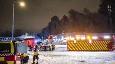 MALMÖ  2026-02-07  
Polis och räddningstjänst på plats vid en brand verkstad på Elisedal i Malmö på lördagskvällen. Rökutvecklingen gör att bilister på den närliggande E65 varnas för dålig sikt.
Foto: Johan Nilsson / TT / Kod 50090
