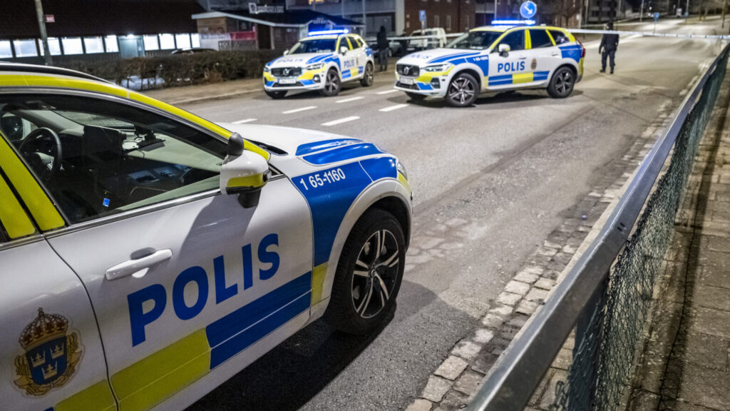 MALMÖ 2026-03-01
Polis spärrar av kring skador och sot vid ett flerfamiljshus på Eriksfältsgatan på Nydala i Malmö efter larm om en detonation natten till söndagen.
Foto: Johan Nilsson / TT / Kod 50090