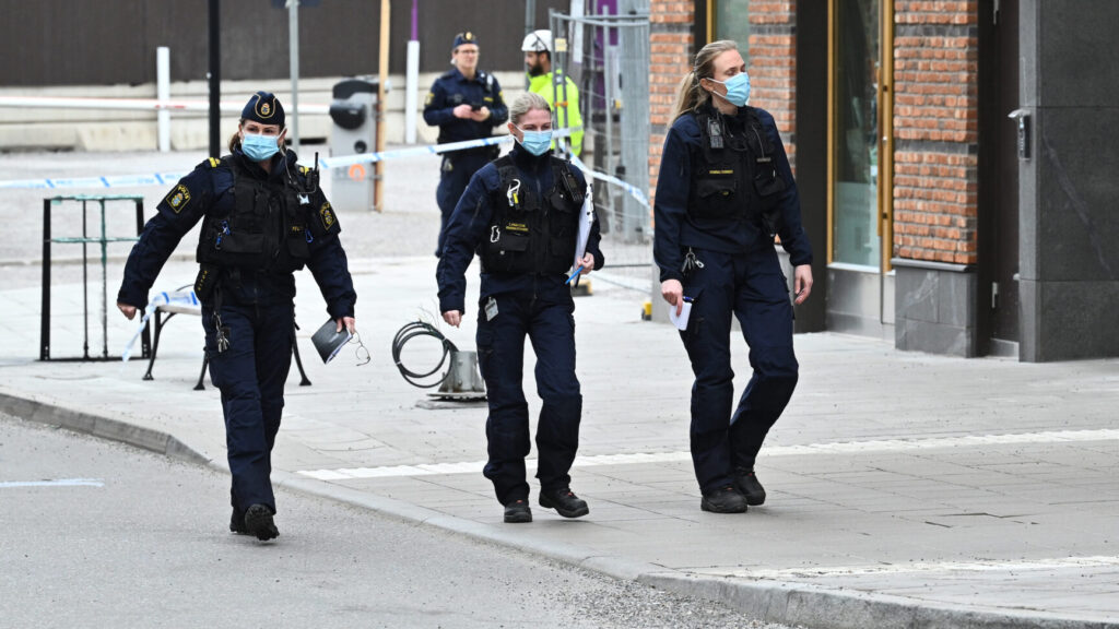 STOCKHOLM, SVERIGE 20260324
Polisens kriminaltekniker på plats efter en skottlossning i Solna. En vuxen man har skadats.
Foto: Claudio Bresciani / TT / Kod 10090