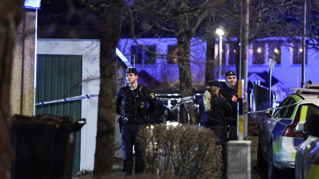 STOCKHOLM, SVERIGE 20260307
Polis på plats efter en person påträffats skottskadad i Fagersjö i södra Stockholm under lördagskvällen.
Foto: Caisa Rasmussen / TT / Kod 12150
