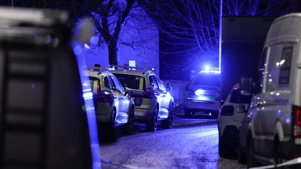 STOCKHOLM, SVERIGE 20260307
Polis på plats efter en person påträffats skottskadad i Fagersjö i södra Stockholm under lördagskvällen.
Foto: Caisa Rasmussen / TT / Kod 12150