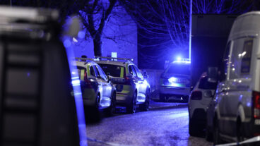 STOCKHOLM, SVERIGE 20260307
Polis på plats efter en person påträffats skottskadad i Fagersjö i södra Stockholm under lördagskvällen.
Foto: Caisa Rasmussen / TT / Kod 12150