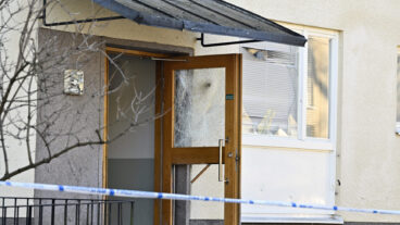 STOCKHOLM , SVERIGE 20260302
Polis och räddningstjänst har larmats om en explosion i en port Rågsved i södra Stockholm på måndagen.
Foto: Pontus Lundahl / TT / Kod 10050