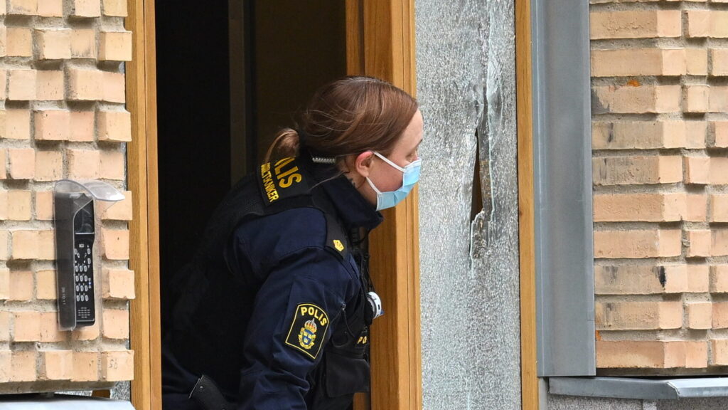 STOCKHOLM, SVERIGE 20260324
En glasruta vid en port med skotthål och krossat glas.
Polisen har larmats om en skottlossning i Solna. En vuxen man har skadats.
Foto: Claudio Bresciani / TT / Kod 10090