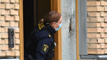STOCKHOLM, SVERIGE 20260324
En glasruta vid en port med skotthål och krossat glas.
Polisen har larmats om en skottlossning i Solna. En vuxen man har skadats.
Foto: Claudio Bresciani / TT / Kod 10090