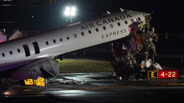 اصطدام طائرة بسيارة إسعاف في نيويورك
AP Photo/Ryan Murphy)