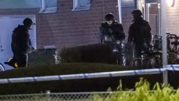 MALMÖ 2026-03-01
Polisens bombtekniker arbetar innanför avspärrningarna på innergården till ett flerfamiljshus på Eriksfältsgatan på Nydala i Malmö efter larm om en detonation natten till söndagen. Enligt Sydsvenskan.se skall det även under fredagen larmats om en explosion på platsen.
Foto: Johan Nilsson / TT / Kod 50090