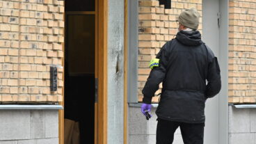 STOCKHOLM, SVERIGE 20260324
En glasruta vid en port med skotthål och krossat glas.
Polisen har larmats om en skottlossning i Solna. En vuxen man har skadats.
Foto: Claudio Bresciani / TT / Kod 10090