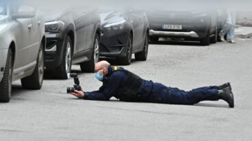 STOCKHOLM, SVERIGE 20260324
Polisens kriminaltekniker på plats efter en skottlossning i Solna. En vuxen man har skadats.
Foto: Claudio Bresciani / TT / Kod 10090