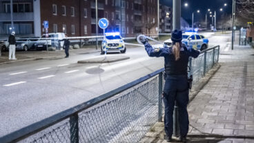MALMÖ 2026-03-01
Polis spärrar av kring skador och sot vid ett flerfamiljshus på Eriksfältsgatan på Nydala i Malmö efter larm om en detonation natten till söndagen.
Foto: Johan Nilsson / TT / Kod 50090