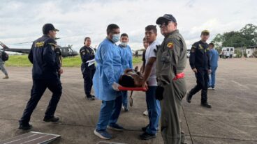 In this photo distributed by Colombia's Armed Forces press office, people who were injured on a military cargo plane that crashed shortly after take off are loaded on to another military plane to evacuate them for treatment, from Puerto Leguizamo, Colombia, Monday, March 23, 2026. (Colombia's Armed Forces press office via AP)  COFV104