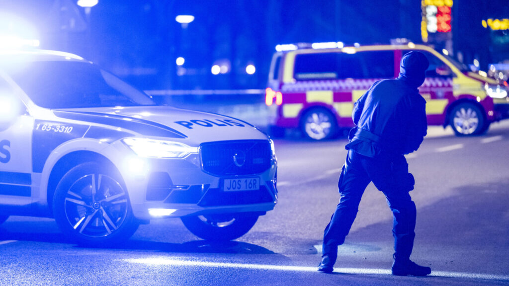 MALMÖ 2026-03-01
Polis, räddningstjänst och ambulans innanför avspärrningarna kring skador och sot vid ett flerfamiljshus på Eriksfältsgatan på Nydala i Malmö efter larm om en detonation natten till söndagen.
Foto: Johan Nilsson / TT / Kod 50090