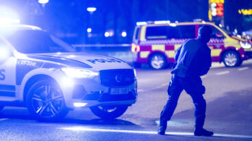 MALMÖ 2026-03-01
Polis, räddningstjänst och ambulans innanför avspärrningarna kring skador och sot vid ett flerfamiljshus på Eriksfältsgatan på Nydala i Malmö efter larm om en detonation natten till söndagen.
Foto: Johan Nilsson / TT / Kod 50090
