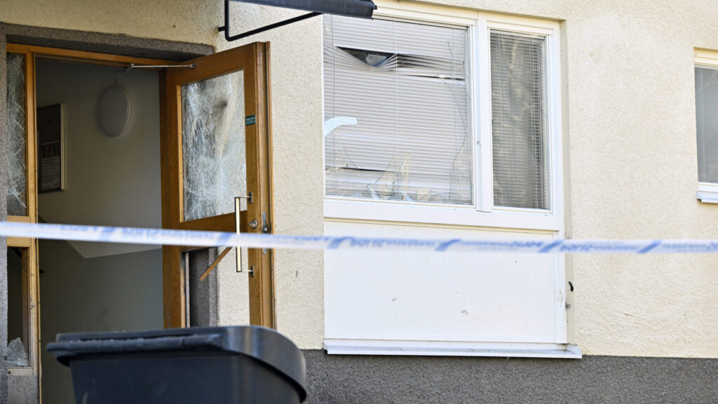 STOCKHOLM , SVERIGE 20260302
Polis och räddningstjänst har larmats om en explosion i Rågsved i södra Stockholm på måndagen.
Foto: Pontus Lundahl / TT / Kod 10050