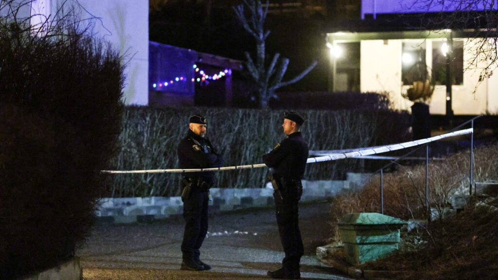 STOCKHOLM, SVERIGE 20260307
Polis på plats efter en person påträffats skottskadad i Fagersjö i södra Stockholm under lördagskvällen.
Foto: Caisa Rasmussen / TT / Kod 12150