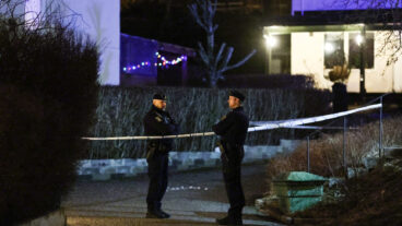 STOCKHOLM, SVERIGE 20260307
Polis på plats efter en person påträffats skottskadad i Fagersjö i södra Stockholm under lördagskvällen.
Foto: Caisa Rasmussen / TT / Kod 12150