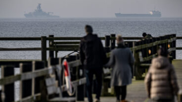 TRELLEBORG 2026-03-07
Kustbevakningens fartyg KBV 003 (t v) och det bordade guineaflaggade lastfartyget Caffa utanför Trelleborg i diset på lördagen. Kustbevakning och polis bordade det knappt 100 meter långa lastfartyget Caffa på fredagskvällen. Kustbevakningen skriver på sin hemsida att myndigheten inlett en förundersökning gällande ”misstänkt brott mot sjölagen gällande bristande sjövärdighet” och att fartyget är statslöst.
Foto: Johan Nilsson / TT / Kod 50090