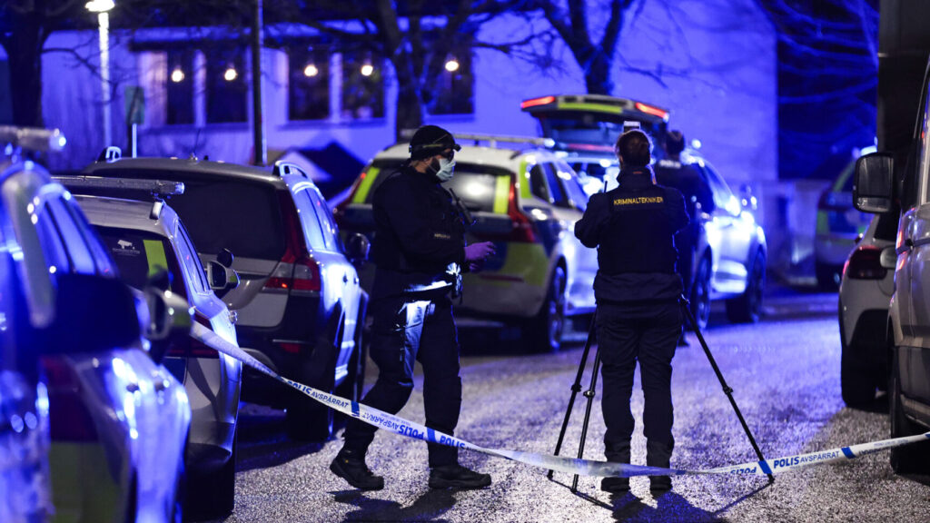 STOCKHOLM, SVERIGE 20260307
Polis på plats efter en person påträffats skottskadad i Fagersjö i södra Stockholm under lördagskvällen.
Foto: Caisa Rasmussen / TT / Kod 12150