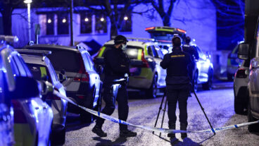 STOCKHOLM, SVERIGE 20260307
Polis på plats efter en person påträffats skottskadad i Fagersjö i södra Stockholm under lördagskvällen.
Foto: Caisa Rasmussen / TT / Kod 12150
