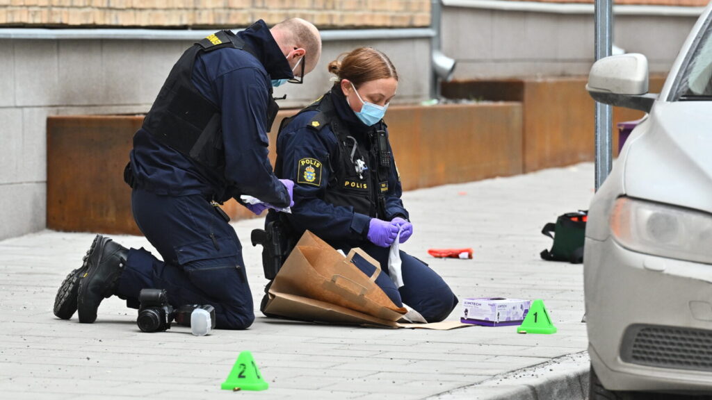 STOCKHOLM, SVERIGE 20260324
Polisens kriminaltekniker på plats efter en skottlossning i Solna. En vuxen man har skadats.
Foto: Claudio Bresciani / TT / Kod 10090