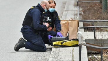 STOCKHOLM, SVERIGE 20260324
Polisens kriminaltekniker på plats efter en skottlossning i Solna. En vuxen man har skadats.
Foto: Claudio Bresciani / TT / Kod 10090