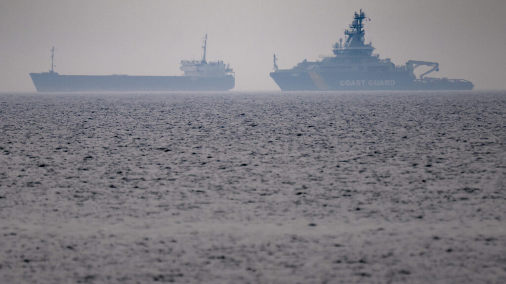 TRELLEBORG 2026-03-07
Kustbevakningens fartyg KBV 003 (t v) och det bordade guineaflaggade lastfartyget Caffa utanför Trelleborg i diset på lördagen. Kustbevakning och polis bordade det knappt 100 meter långa lastfartyget Caffa på fredagskvällen. Kustbevakningen skriver på sin hemsida att myndigheten inlett en förundersökning gällande ”misstänkt brott mot sjölagen gällande bristande sjövärdighet” och att fartyget är statslöst.
Foto: Johan Nilsson / TT / Kod 50090