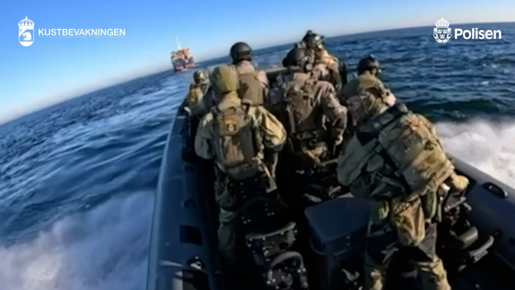 TRELLEBORG 2026-03-07
Polismyndigheten har bistått Kustbevakningen vid en bordning av fraktfartyget Caffa i Östersjön under fredagskvällen.
Foto: Kustbevakningen
**OBLIGATORISK BYLINE: XXX kod 8888 **Endast för redaktionell användning. Bilden kommer från en extern källa och distribueras i sin ursprungliga form som en service till våra abonnenter** **BILDEN FÅR ENDAST PUBLICERAS TILLSAMMANS MED TT:S URSPRUNGLIGA TEXT OCH FÅR INTE ÅTERANVÄNDAS I ANDRA SAMMANHANG**