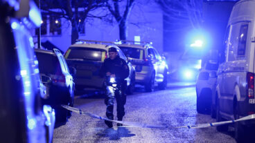 STOCKHOLM, SVERIGE 20260307
Polis på plats efter en person påträffats skottskadad i Fagersjö i södra Stockholm under lördagskvällen.
Foto: Caisa Rasmussen / TT / Kod 12150