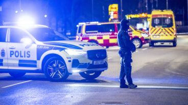 MALMÖ 2026-03-01
Polis, räddningstjänst och ambulans innanför avspärrningarna kring skador och sot vid ett flerfamiljshus på Eriksfältsgatan på Nydala i Malmö efter larm om en detonation natten till söndagen.
Foto: Johan Nilsson / TT / Kod 50090