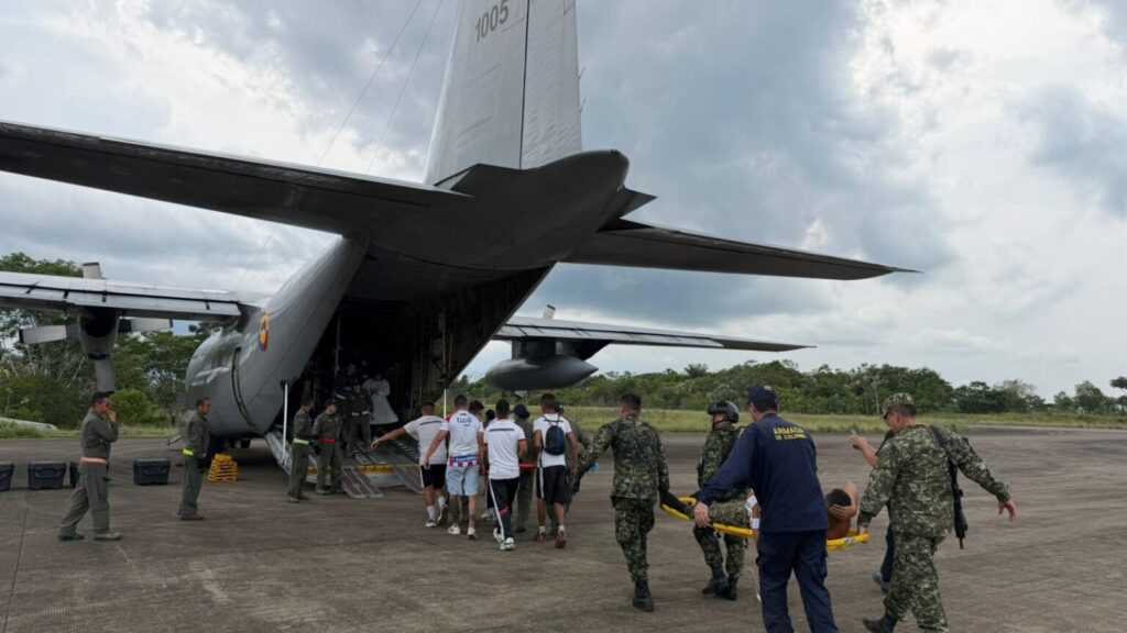 In this photo distributed by Colombia's Armed Forces press office, people who were injured on a military cargo plane that crashed shortly after take off are loaded on to another military plane to evacuate them for treatment, from Puerto Leguizamo, Colombia, Monday, March 23, 2026. (Colombia's Armed Forces press office via AP) COFV103