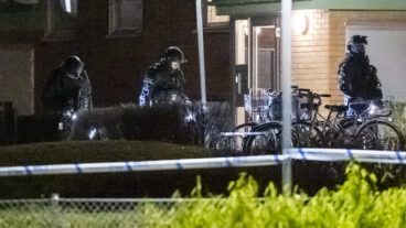 MALMÖ 2026-03-01
Polisens bombtekniker arbetar innanför avspärrningarna på innergården till ett flerfamiljshus på Eriksfältsgatan på Nydala i Malmö efter larm om en detonation natten till söndagen. Enligt Sydsvenskan.se skall det även under fredagen larmats om en explosion på platsen.
Foto: Johan Nilsson / TT / Kod 50090