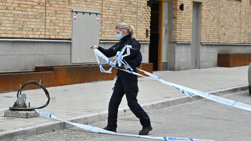 STOCKHOLM, SVERIGE 20260324
Polisen spärrar av platsen efter en skottlossning i Solna. En vuxen man har skadats.
Foto: Claudio Bresciani / TT / Kod 10090