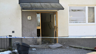 STOCKHOLM , SVERIGE 20260302
Polis och räddningstjänst har larmats om en explosion i en port Rågsved i södra Stockholm på måndagen.
Foto: Pontus Lundahl / TT / Kod 10050