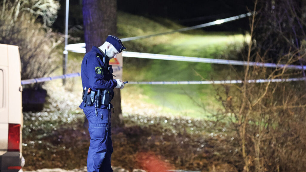 STOCKHOLM, SVERIGE 20260307
Polis på plats efter en person påträffats skottskadad i Fagersjö i södra Stockholm under lördagskvällen.
Foto: Caisa Rasmussen / TT / Kod 12150