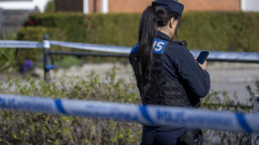 MALMÖ 2026-04-17    
Polis på plats på Södra Gulsparvsgatan i Malmö på fredagsförmiddagen efter larm om en skottlossning. Enligt polisens hemsida skall en bil blivit beskjuten.
Foto: Johan Nilsson / TT / Kod 50090