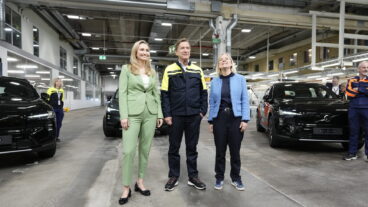GÖTEBORG, SVERIGE 20260422
Ebba Busch, (KD) energi- och näringsminister, Magdalena Andersson (S), partiledare Socialdemokraterna, Håkan Samuelsson, VD och koncernchef Volvo Cars, dåVolvo Cars fabrik i Torslanda. Volvo presenterar sin nya modell EX60.
Foto: Björn Larsson Rosvall / TT / Kod 9200