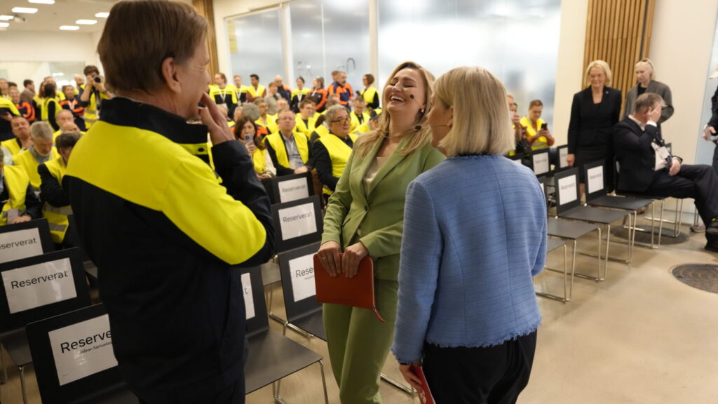 GÖTEBORG, SVERIGE 20260422
Håkan Samuelsson, vd Volvo Cars, Ebba Busch, (KD) energi- och näringsminister och Magdalena Andersson (S) partiledare Socialdemokraterna, besöker Volvo Cars fabrik i Torslanda. Volvo presenterar sin nya modell EX60.
Foto: Björn Larsson Rosvall / TT / Kod 9200