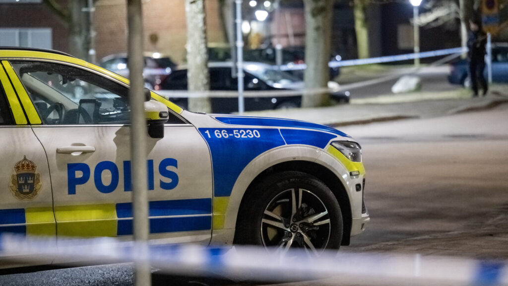 HELSINGBORG 2026-04-13
En krossad ruta på en bil då polisen arbetar på en avspärrad parkeringsplats på Adolfsberg i Helsingborg efter larm om en skottlossning natten till måndagen. En person skall ha avlidit och en skadats i samband med skottlossningen enligt uppgifter under natten.
Foto: Johan Nilsson / TT / Kod 50090