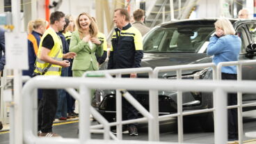 GÖTEBORG, SVERIGE 20260422
Ebba Busch, (KD) energi- och näringsminister besöker Volvo Cars fabrik i Torslanda. Volvo presenterar sin nya modell EX60. I mitten Håkan Samuelsson, VD och koncernchef för Volvo Cars.
Foto: Björn Larsson Rosvall / TT / Kod 9200