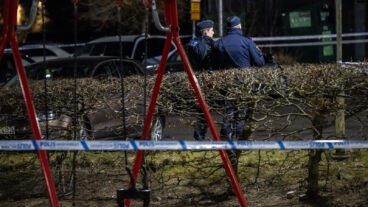 HELSINGBORG 2026-04-13 
Polisen arbetar vid en avspärrad parkeringsplats på Adolfsberg i Helsingborg efter larm om en skottlossning natten till måndagen. En person skall ha avlidit och en skadats i samband med skottlossningen enligt uppgifter under natten. 
Foto: Johan Nilsson / TT / Kod 50090