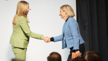 GÖTEBORG, SVERIGE 20260422
Ebba Busch, (KD) energi- och näringsminister och Magdalena Andersson (S) partiledare Socialdemokraterna när Volvo presenterar sin nya modell EX60.
Foto: Björn Larsson Rosvall / TT / Kod 9200