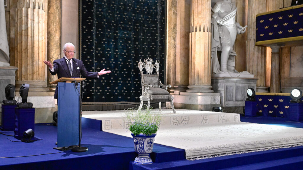 STOCKHOLM, SVERIGE 20260422
Kung Carl Gustaf talar under mottagningen på Stockholms slott för riksdag och regering med anledning av hans 80-årsdag. Drottning Kristinas silvertron som används vid högtidliga ceremonier står bredvid honom. Den står på en ny matta, komponerad av textilkonstnären Märta Måås-Fjetterström, som riksdagen och regeringen har givit i gåva till kungen med anledning av hans stundande 80-årsdag.
Foto: Jonas Ekströmer / TT / Kod 10030