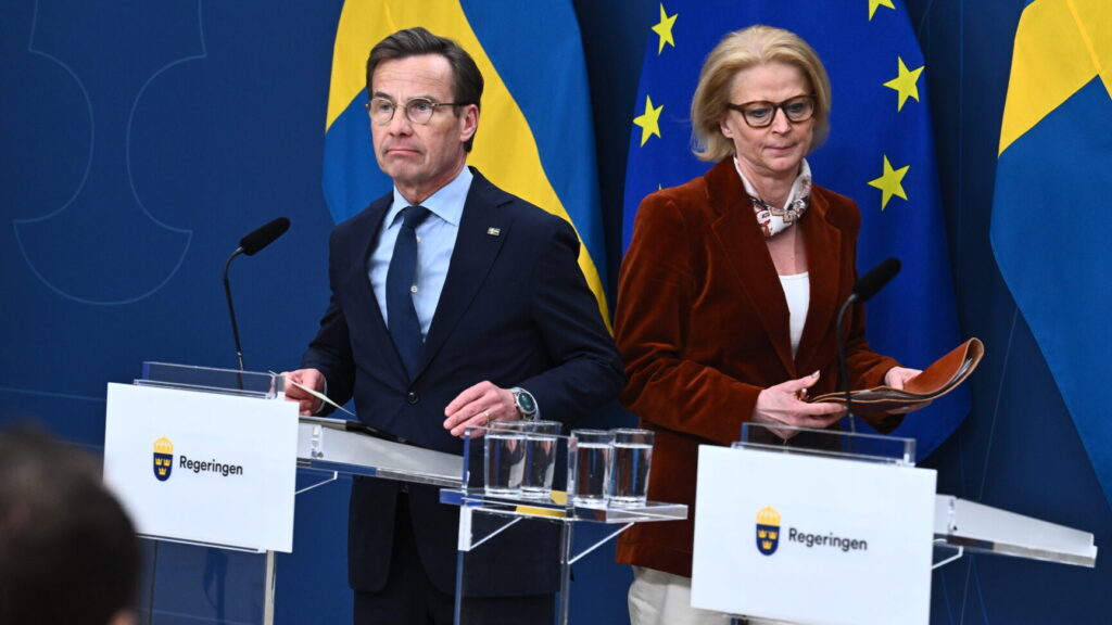 STOCKHOLM, SVERIGE 20260423
Statsminister Ulf Kristersson (M) och finansminister Elisabeth Svantesson (M) under pressträff om de ekonomiska konsekvenserna av kriget i Iran och möjliga åtgärder framåt.
Foto: Claudio Bresciani / TT / Kod 10090