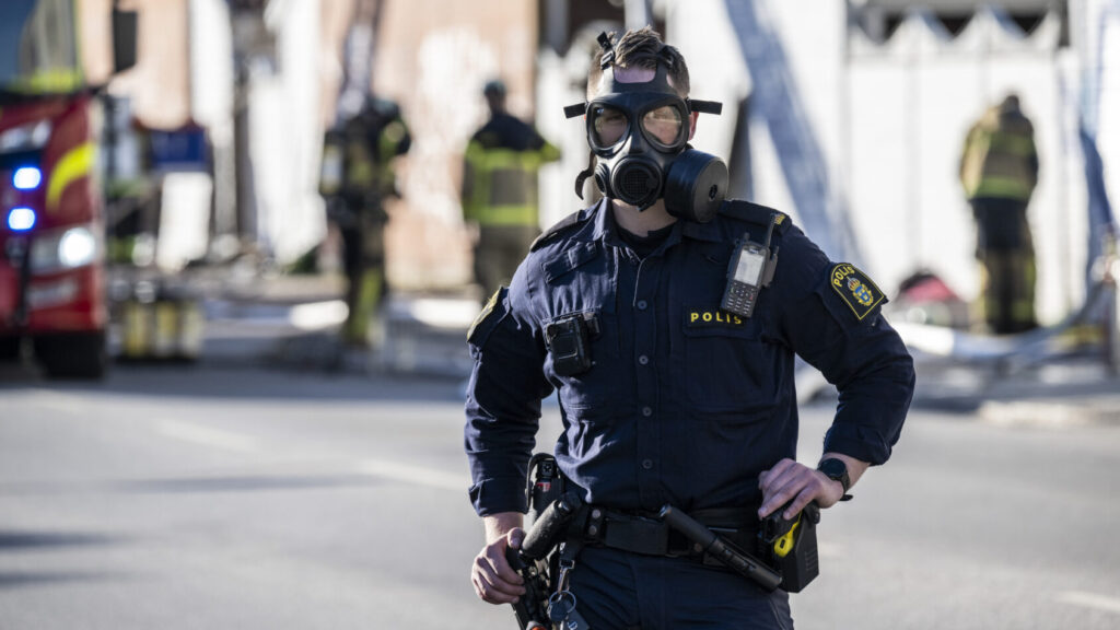 MALMÖ 2026-04-21
Räddningstjänsten och polis med skyddsmask på plats på Lönngatan på Sofielund i Malmö och bekämpar en brand i ett radhus.
Foto: Johan Nilsson / TT / Kod 50090