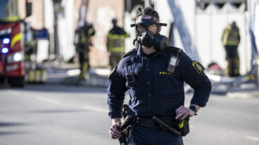 MALMÖ 2026-04-21
Räddningstjänsten och polis med skyddsmask på plats på Lönngatan på Sofielund i Malmö och bekämpar en brand i ett radhus.
Foto: Johan Nilsson / TT / Kod 50090