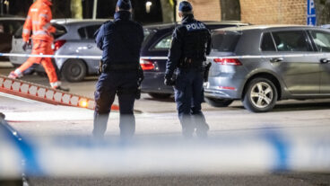 HELSINGBORG 2026-04-13 
Polisen arbetar med att bärga flera fordon från en avspärrad parkeringsplats på Adolfsberg i Helsingborg efter larm om en skottlossning natten till måndagen. En person skall ha avlidit och en skadats i samband med skottlossningen enligt uppgifter under natten. 
Foto: Johan Nilsson / TT / Kod 50090