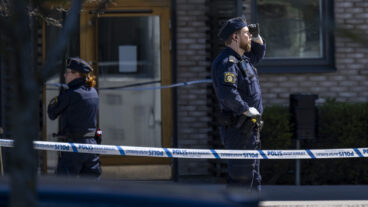 MALMÖ 2026-04-26
Polis och avspärrningar på Blåsebergavägen på Limhamn i Malmö på söndagen efter ett misstänkt mordförsök. En man skall enligt polisen blivit beskjuten men klarat sig utan skador.
Foto: Johan Nilsson / TT / Kod 50090