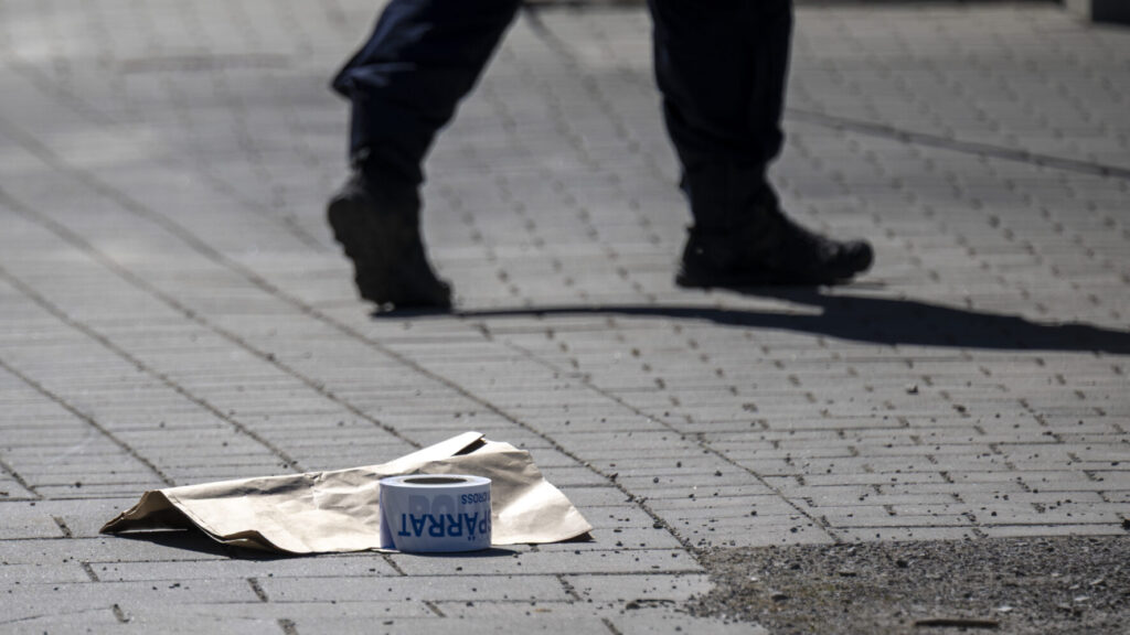 MALMÖ 2026-04-26
Polis och avspärrningar på Blåsebergavägen på Limhamn i Malmö på söndagen efter ett misstänkt mordförsök. En man skall enligt polisen blivit beskjuten men klarat sig utan skador.
Foto: Johan Nilsson / TT / Kod 50090