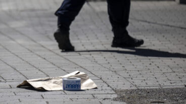 MALMÖ 2026-04-26
Polis och avspärrningar på Blåsebergavägen på Limhamn i Malmö på söndagen efter ett misstänkt mordförsök. En man skall enligt polisen blivit beskjuten men klarat sig utan skador.
Foto: Johan Nilsson / TT / Kod 50090