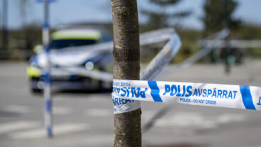 MALMÖ 2026-04-26
Polis och avspärrningar på Blåsebergavägen på Limhamn i Malmö på söndagen efter ett misstänkt mordförsök. En man skall enligt polisen blivit beskjuten men klarat sig utan skador.
Foto: Johan Nilsson / TT / Kod 50090